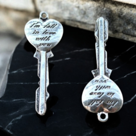 2 x Metalen sleutel bedel, antiek zilver kleur,  I'm fall in love with you, afm. 55 x 20mm, gat: c.a. 2mm