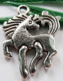 4 x Tibetaans zilveren bedel van een pony paard 19 x 2mm gat: 2mm