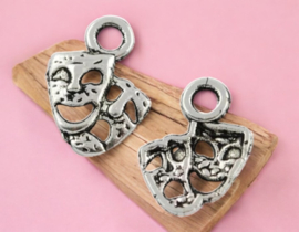 4 x Metalen bedel van een masker, vreugde verdriet afm. 12 x 9 x 1mm oogje: 2mm