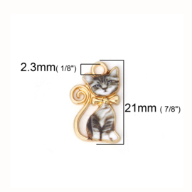 Super leuke DQ Gold Plated bedel van een kat met Emaille grijs 21 x13mm oogje: 2,3mm