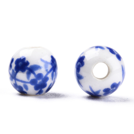 5 x Keramiek kralen Delftsblauw met bloem – rond 6 mm – gat 1,6 mm
