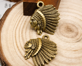 2 x Metalen bedel Indiaan 22 x 18 mm – oogje 1,5 mm – geelkoperkleur