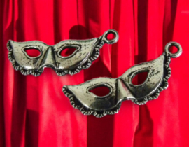 4 x Metalen bedeltje van een masker, antiek zilverkleur 31,5 x 13mm