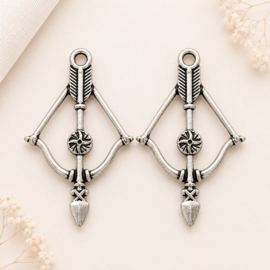 2 x Metalen bedels kruisboog / handboog 36 x 25 x 3,8 mm – oogje 2 mm – antiek zilverkleur