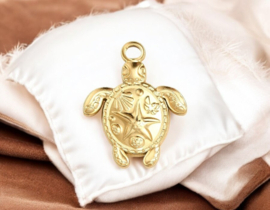 1 x Ion Plating (IP) RVS 201 Schildpad Bedeltje Real 18K Gold Plated, 23,5 x 18x 3mm, Oogje: 3mm