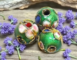 1 x Handgemaakte ronde cloisonné kraal ca. 8 mm – donkergroen met mix kleuren – gat ca. 1 mm