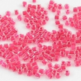 10 gram Kubus 1,8 mm Miyuki Clear/Raspberry Inside Color Lined