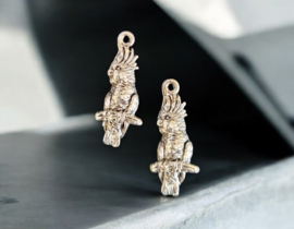 2 x Metalen bedel van een papagaai, antiek zilverkleur afm. 26mm oogje 1,5mmm