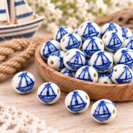 5 x Ronde keramiek kralen met zeilboot ca. 15,5 mm – gat 2 mm – Delfts blauw