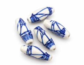 5 x Langwerpige keramiek kralen met zeilboot 30 x 11,5 mm – gat 2 mm – Delfts blauw