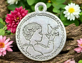 2 x  Metalen bedeltje muntje, van een jongen met een vlinder afm.  19 x1,5 mm gat 2mm