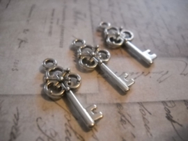 10 x Tibetaans zilveren sleutel 10x23mm (Nikkelvrij)