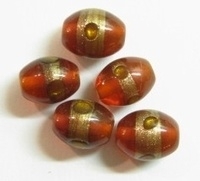 10 x  Glaskraal India ovaal rood met goudrandje 10,5 x 13mm