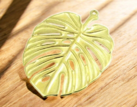 DQ metaal hanger monstera blad 39x52mm goudkleur, oogje 2mm (Nikkelvrij)