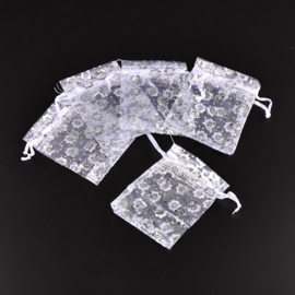 c.a. 100 stuks organzazakjes 7x9cm wit met zilveren bloemen