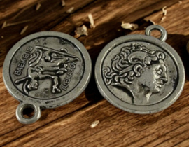2 x Metalen bedeltje van een munt, antiek zilverkleur, afm.  24,5 x 20,5 x 2,5mm oogje 3mm