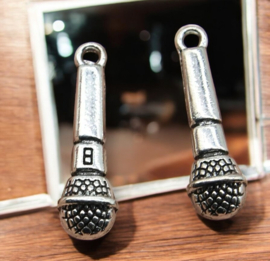 4 x Metalen bedel van een microfoon, antiek zilver kleur, afm. 7 x 26mm oogje: 2mm