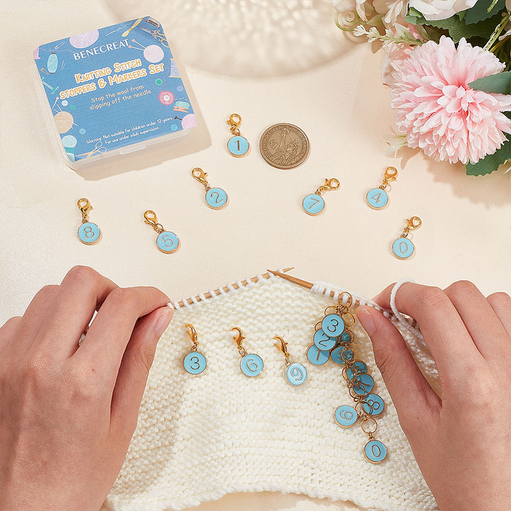 Steekmarkeerders voor haken en breien – set genummerd 0 t/m 9 – goudkleur met lichtblauw emaille en gouden cijfers – inclusief telketting