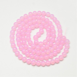 Mooie streng met c.a. 125  ronde glaskralen 6mm gat 1,3mm opalite pink