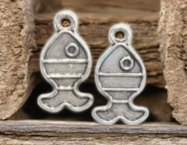 2 x Metalen bedel visje, antiek zilverkleur afm. 21mm