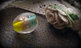 5x glaskraal India ovaal transparant met geel-blauw/groen en goud randje 11 mm