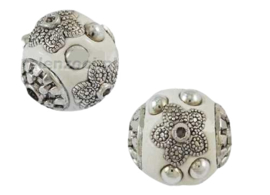 Bohemian kraal of Kashmiri kraal wit met zilverkleurige versiering, 17 mm, gat 1,2 mm