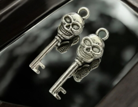 4 x Metalen bedel van een sleutel met een schedel, antiek zilverkleur afm. 9,5 x 33mm oogje 2,5mm