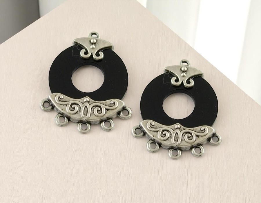 2 x Zwarte resin oorbellen ornamenten met metaal – antiek zilverkleur – ca. 29 x 22,5 x 5 mm – gat ca. 1 mm