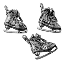 5x Tibetaans zilveren 3D bedeltje van een schaats 10,5 x 10 x 5mm gat 1,5mm