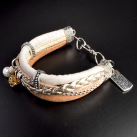 Prachtige armband, verstelbaar met metalen elementen w.o. bedel find joy in the journey