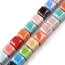 5 x Keramiek kralen – kubusvorm – mix kleuren – ca. 6 à 7 mm – rijggat 2 mm