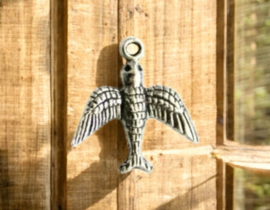 4 x Metalen bedel van een vogel zwaluw, antiek zilverkleur afm. 12 x 12mm oogje 1mm