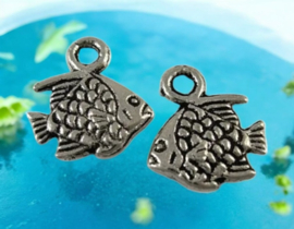 10 x Metalen bedel heeft de vorm van een tropische vis, mogelijk een maanvis (scalare) of een goudvis afm. 11 x 9mm