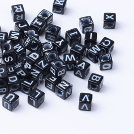 Letterkraal per stuk Acryl zwart vierkant 5,5 ~ 6mm, gat: 3,5mm witte letters