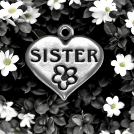 4 x Metalen tekst bedel van een hartje met sister (zus) 18 x 17 x 2mm gat: 3mm