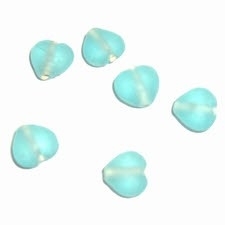 15 stuks glaskralen hart 7 x 8 mm licht blauw