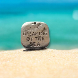 2 x Metalen gehamerde tekst bedel Dreaming of the Sea, antiek zilverkleur 19 x 19 x 2mm gat: 2mm