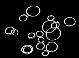 C.a. 100 x verzilverde gemengde ringetjes van 4mm t/m 10mm 0,7mm dik