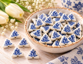 10 x Keramiek kralen driehoek met tulpen 16 x 16 x 16 x 5,3 mm – gat 1,6 mm – Delfts blauw