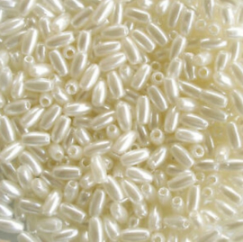 10 gram rijstkorrel kralen acryl 3 x 6mm kleur Ivoor gat c.a.1mm