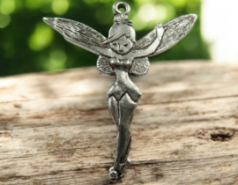 Metalen bedel van een elfje, antiek zilverkleur, afm.  51 x 46 x 2mm oogje 1,5mm Tinkerbell