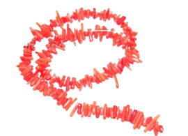 Per streng  kralen van c.a. 40cm Zalm-oranje koraal, afm. 4x18mm