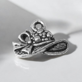 4 x Metalen bedeltje van een hoedje, antiek zilverkleur, afm. 13,5 x 10,5mm oogje: 1,2mm