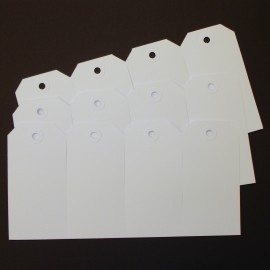 50 blanco witte kartonnen prijskaartjes met ponsgat en versterkingsoog. Afm. 60 x 120mm