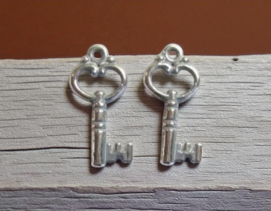 4 x Bedeltje sleuteltje – antiek zilverkleur metallook – ca. 25 mm