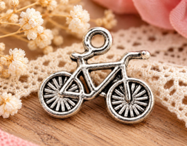 4 x Metalen bedels fiets 16 x 14,5 mm – oogje 2,2 mm – antiek zilverkleur