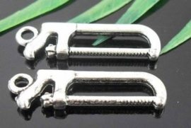 10x Tibetaans zilveren bedel van een handzaag 26 x 8mm