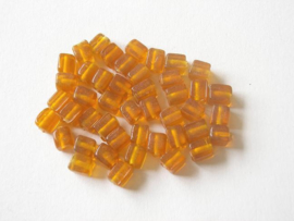 45 stuks geel/oranje kraal in de vorm van een blokje ca. 8 x 6mm  gat: 1,5 mm