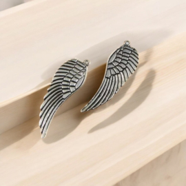 4 x Metalen bedel van een engelen vleugel, antiek zilver kleur, afm. 16 x 5 x1mm oogje 1mm