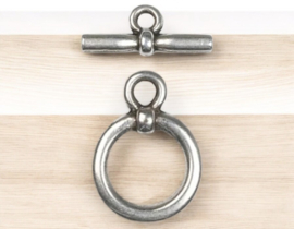 1x DQ metaal kapittel sluiting antiek zilver kleur. staafje 26 x 10mm, oogje 16 x 22mm Ø 3,5mm (Nikkelvrij)